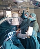 Operationssaal mit Chirurgen und Patient mit hochgelegtem Bein in der Orthopädie der Uniklinik Rostock