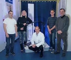 Gruppe von 5 Personen in einem Testraum in der Orthopädie der Uniklinik Rostock