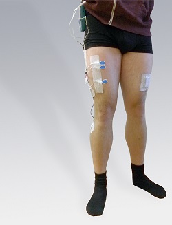 Nackte Männerbeine mit Sensoren in der Orthopädie Rostock