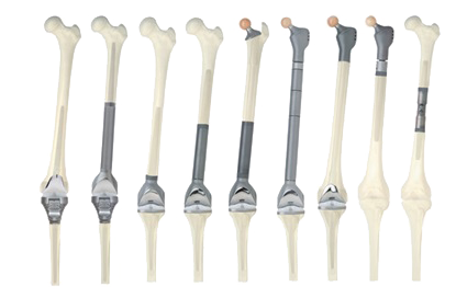 Mehrere Knochen mit Prothesen an unterschiedlichen Stellen, Orthopädie der Uniklinik Rostock
