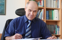 Mann im blauen Hemd mit Schlips am Schreibtisch, Prof. Wolfram Mittelmeier,Direktor der Orthopädie Rostock 