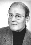 Schwarz-Weiß-Foto von Mann mit Brille, Orthopäde Rostock