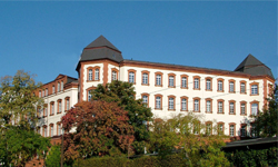 sanierter Altbau mit Bäumen, Gebäude der Orthopädie Rostock
