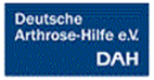 Text Deutsche Arthrose-Hilfe e.V. DAH auf blauem Grund