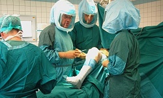 OP-Team in grüner Bekleidung bei Knieoperation in der Orthopädie Rostock