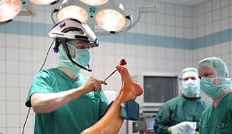Chirurgen im OP operieren an einem Fuß in der Orthopädie der Uniklinik Rostock 