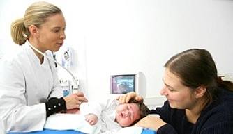 Ärztin untersucht liegendes Baby in der Kinderorthopädie der Uniklinik Rostock